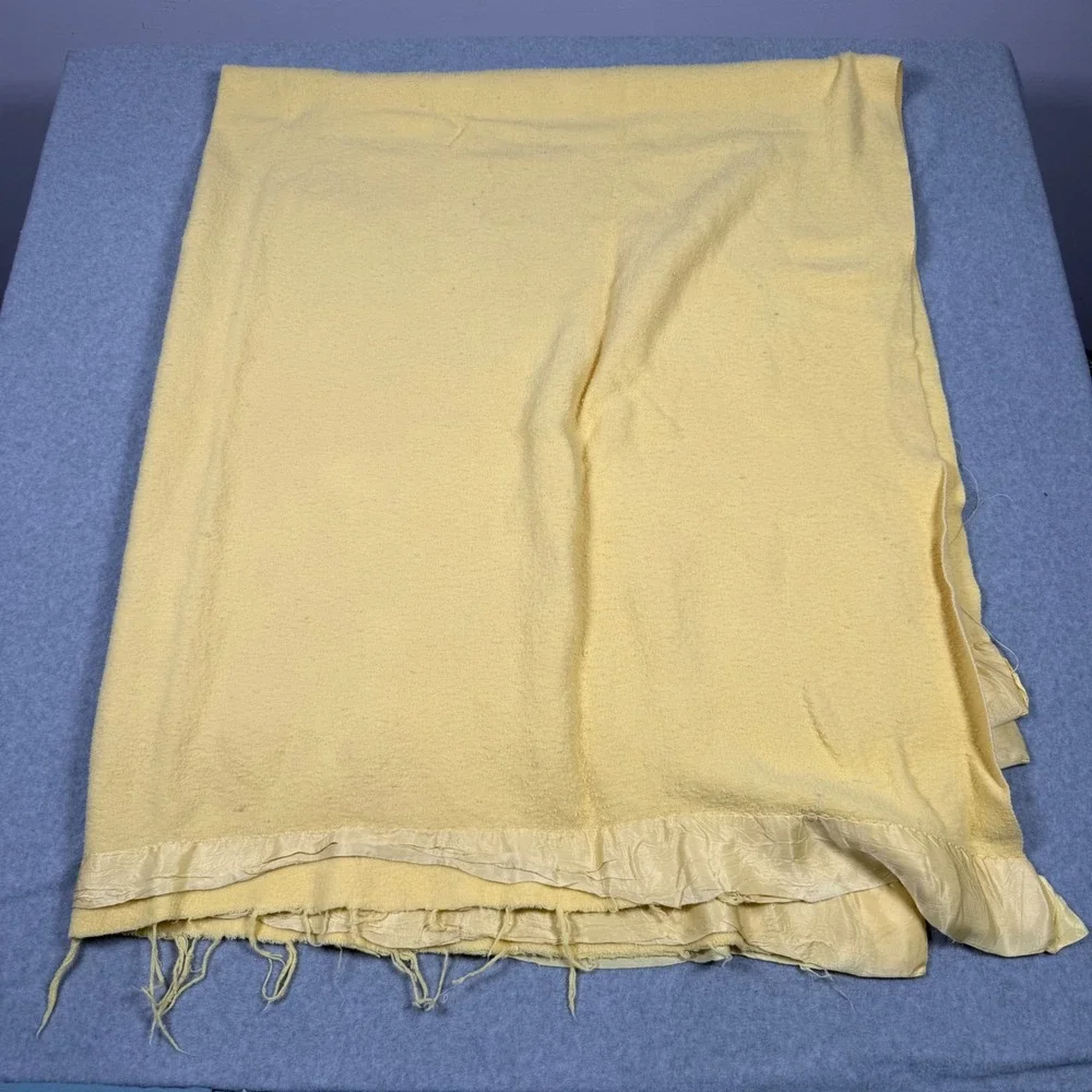 Vintage 70s 80s Yellow Grandma Blanket Satin Trim Binding Throw Bedding Twin